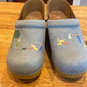 Dansko dog walker print clog. Light blue leather
